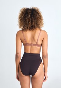 Spanx SPANXSHAPE™ EXTRAORDINARY BRIEF - Muotoileva alusasu - truffle brown