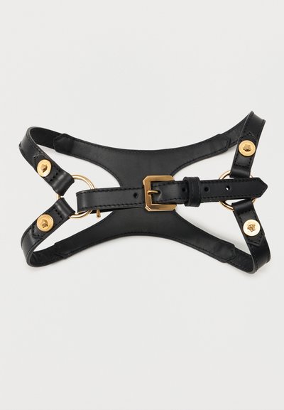 Μαύρο δερμάτινο ζωνάρι με χρυσή αγκράφα και διακοσμητικά χρυσά κουμπιά, σχεδιασμένο για ασφαλή και ρυθμιζόμενη εφαρμογή.