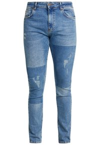Jeans i denim med ljusblå färg, slitna partier och en figurnära design med knappstängning i midjan.