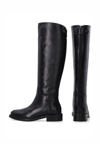Czarne skórzane botki do kolan o gładkiej fakturze, zaokrąglonym nosku, płaskim obcasie i bocznym zamkiem błyskawicznym. Dodatkowo naszywka z zatrzaskiem u góry.