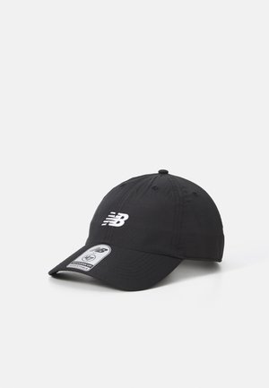 Czarna regulowana czapka z daszkiem z białym haftowanym logo New Balance z przodu i metką na daszku na białym tle.