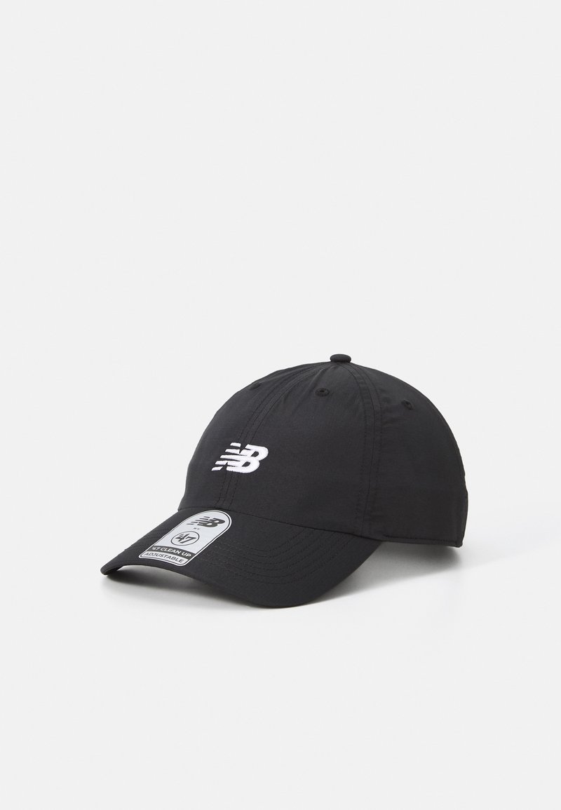 Casquette de baseball noire ajustable avec le logo New Balance blanc brodé à l'avant et une étiquette sur la visière, sur fond blanc.