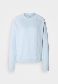 Sudadera azul claro con cuello redondo, mangas raglán y puños de canalé. Presenta un sutil logo en el centro. Textura suave.
