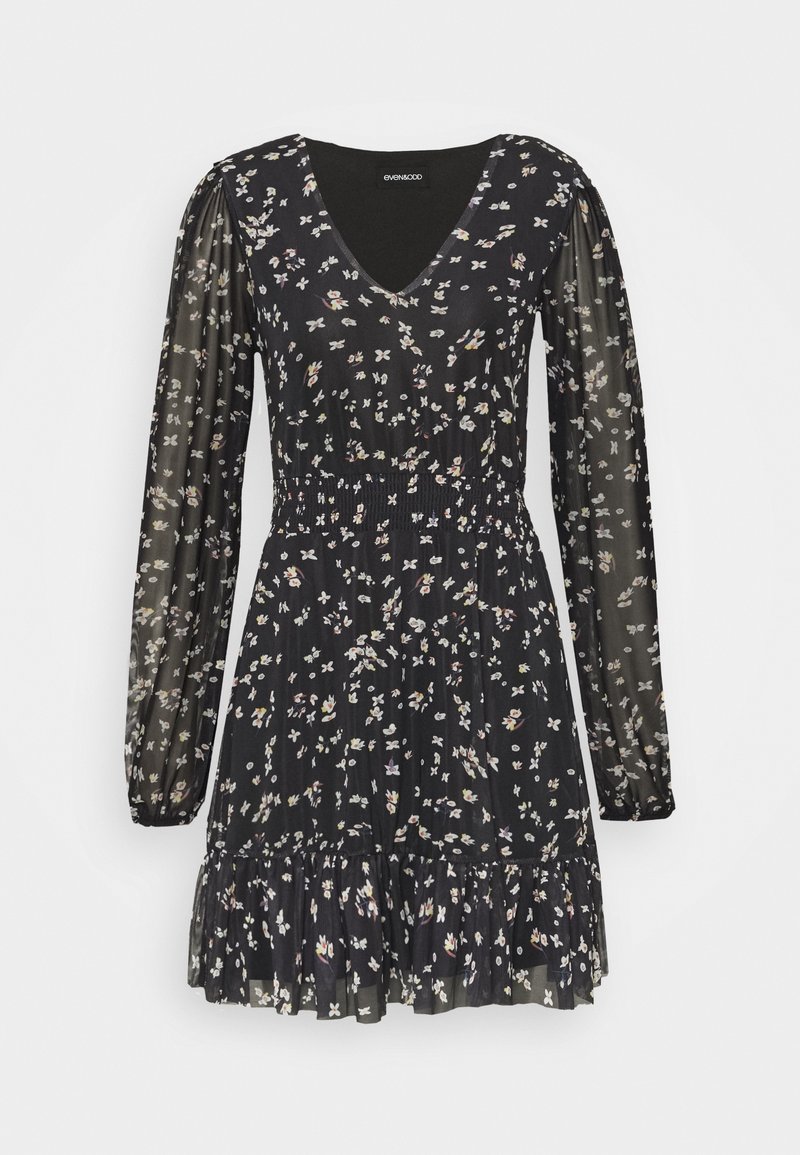 Schwarzblumenkleid mit langen, transparenten Ärmeln, V-Ausschnitt, gerafftem Taillenbund und gestuften Rüschensaum. Verfügt über kleine, bunte Blumenmuster.