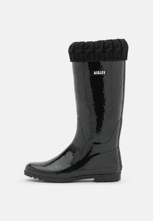 Stivale da pioggia in gomma nera con un bordo in maglia nera, caratterizzato da una finitura lucida e una suola testurizzata per una migliore aderenza, con un'etichetta logo discreta.
