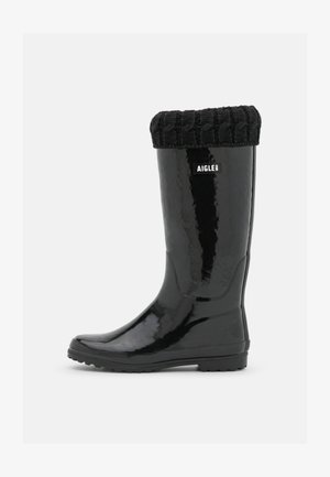 Zwarte rubberen regenlaars met een gebreide zwarte boord, met een glanzende afwerking en een gestructureerde zool voor grip, voorzien van een subtiele logolabel.