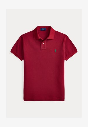 Rød kortermet poloshirt med krage og to knapper, med liten grønn brodert logo på brystet.