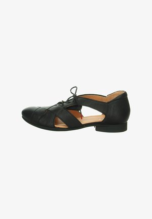 Chaussure en cuir noir avec un bout arrondi, des découpes et des détails entrecroisés complexes. Présente un petit talon et une fermeture à lacets.