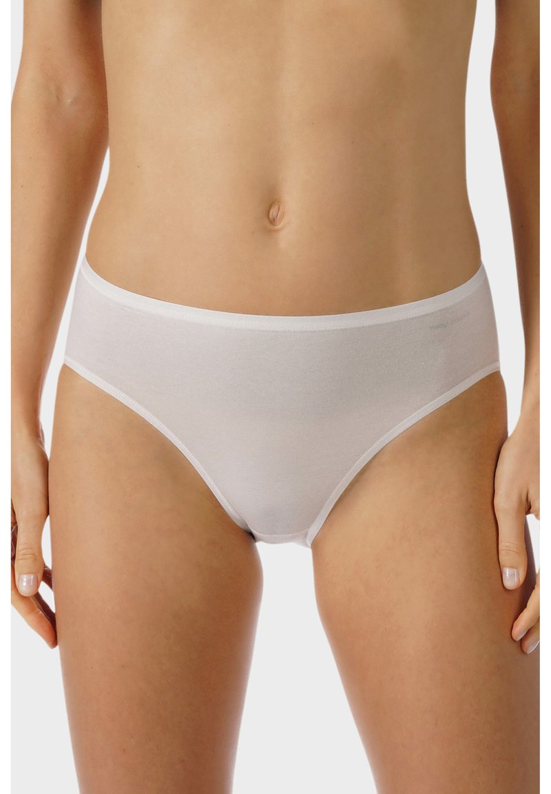 Slips in cotone bianco con texture liscia, design a vita media e cintura elasticizzata, caratterizzati da cuciture minime e un rifinitura semplice.