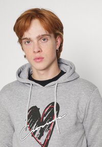 CLOSURE London HEART HOODY - Camisola - grey