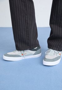 Unselected, light smoke grey/cosmic clay/dark grey/smoke grey/white/summit white