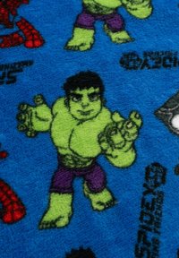 Coperta in pile con sfondo blu che presenta personaggi Marvel. Hulk verde in pantaloni viola, design testurizzato, colori vivaci e branding a fumetti.