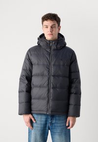 Mid-length pufferjack in donkergrijs, met een hoge kraag, ritssluiting en een gestikt patroon. Met capuchon en een gladde, glanzende textuur.