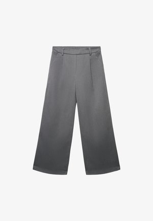 Pantaloni grigi a gamba larga realizzati in tessuto testurizzato. Caratterizzati da una vita piatta con pieghe e due tasche laterali. Design classico e versatile.