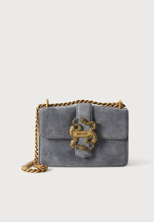 Sac à bandoulière Just Cavalli en daim gris, avec une chaîne dorée et un fermoir serpent doré orné, présenté sur un fond uni.