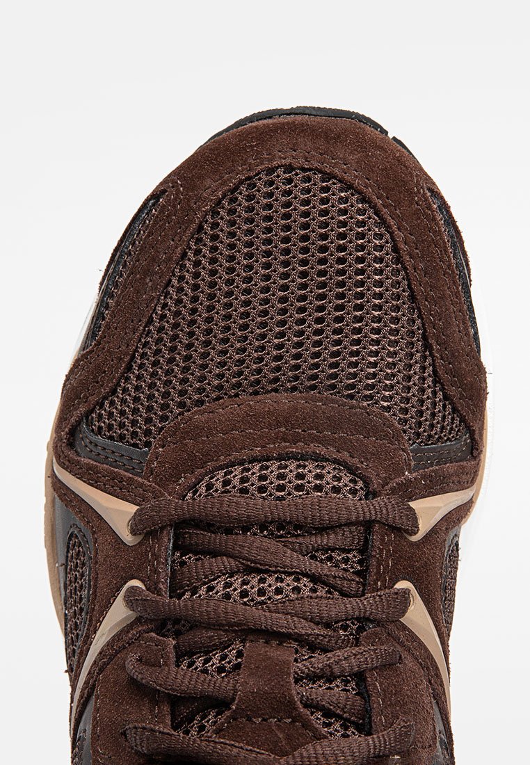 Braune Mesh- und Wildledersneaker mit strukturierten Oberflächen, runder Spitze und flachen Schnürsenkeln. Verfügt über hellbraune Akzente an den Seiten.