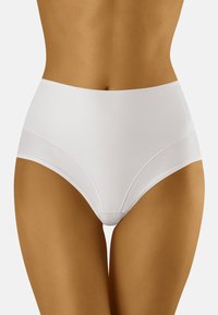 Hochgeschnittene weiße Slips aus glattem Stoff mit nahtlosem Design und dezenten Nähdetails entlang des Bundes und der Beinausschnitte.