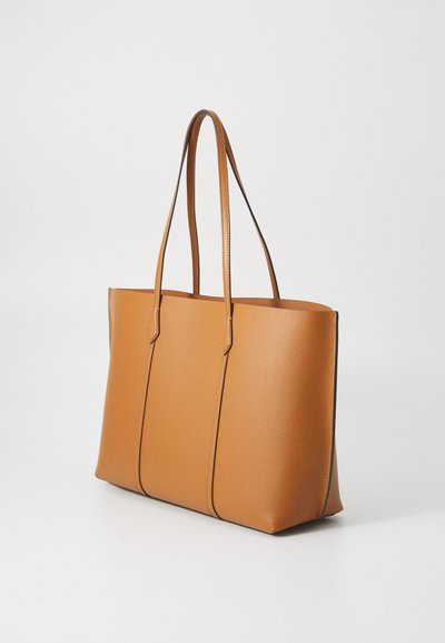 Sac tote en cuir tan avec deux longues poignées, texture lisse, forme rectangulaire et accents noirs. Design spacieux et minimaliste.