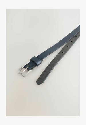 Ceinture en cuir bleu marine avec une boucle en métal argenté. La ceinture présente une surface lisse et plusieurs trous tout au long de sa longueur pour permettre un ajustement.