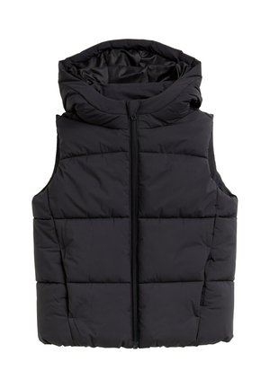 Gilet matelassé noir avec capuche, doté d'une fermeture éclair verticale et de sections rembourrées. Le matériau semble lisse et légèrement brillant.