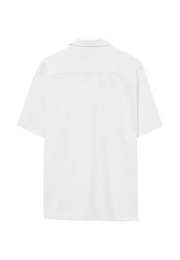 Camicia bianca a maniche corte con colletto classico, texture liscia e orlo dritto. Presenta un delicato dettaglio sulla spalla posteriore.