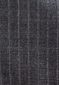 Tissu gris foncé avec un motif à carreaux subtil réalisé par de fines lignes verticales et horizontales plus claires.
