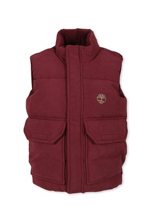 Gilet matelassé bordeaux avec col montant, fermeture éclair sur le devant, deux grandes poches avant et un petit logo doré sur la poitrine gauche. Texture lisse.