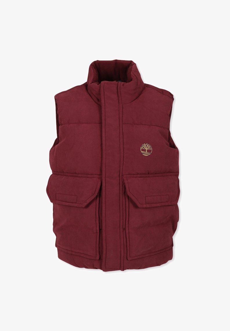 Gilet matelassé bordeaux avec col montant, fermeture éclair sur le devant, deux grandes poches avant et un petit logo doré sur la poitrine gauche. Texture lisse.