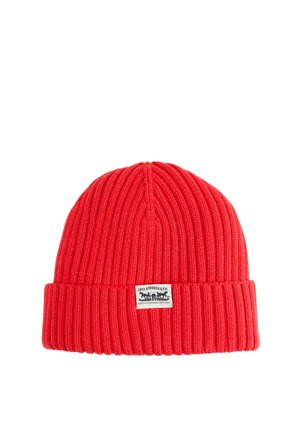 Rote gerippte Strickmütze mit umgeschlagenem Bund und einem weißen Levi Strauss & Co. Logo vorne mittig.