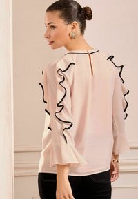 Love & Roses PETITE FIT - TIPPED RUFFLE - Pusero - pink