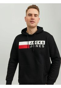 Zwarte hoodie met een voorzak, voorzien van een wit en rood gestreept logo "JACK & JONES" in verschillende lettertype stijlen. Het materiaal lijkt zacht en glad te zijn.