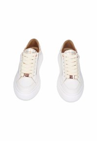 Weiße Leder-Sneaker mit cremefarbenen Schnürsenkeln, runden Zehen und subtilen metallischen Akzenten. Glatte Textur mit einer robusten Gummisohle.