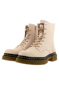 Par de botas de ante beige con cordones y cremallera lateral, suelas de goma gruesa y detalle de costura negra.