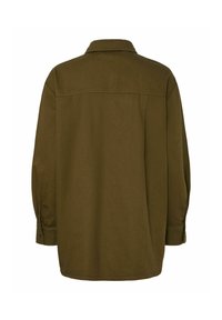 Olivgrön oversized skjorta med långa ärmar, knappade manschetter och rak fåll. Tillverkad av mjukt tyg med en subtil textur.