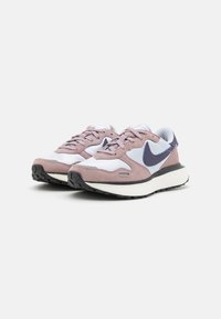 Nike-sneakers med en lätt lila mocka övre, vita mesh-paneler och mörklila accenter. Tjock vit sula och svart gummiyttersula.