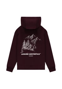 Felpa con cappuccio color bordeaux con design grafico di montagne, alberi e una baita. Ampia tasca frontale e cappuccio con coulisse, tessuto morbido.