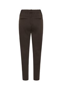 Pantalon marron foncé fuselé avec taille élastique et deux poches passepoilées à l'arrière, vue de dos sur fond blanc.