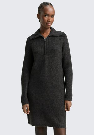 Dunkelgraues Strickkleid mit einem Viertelreißverschlusskragen, langen Ärmeln, gerippter Textur und Seitenschlitzen, die eine entspannte Silhouette bieten.