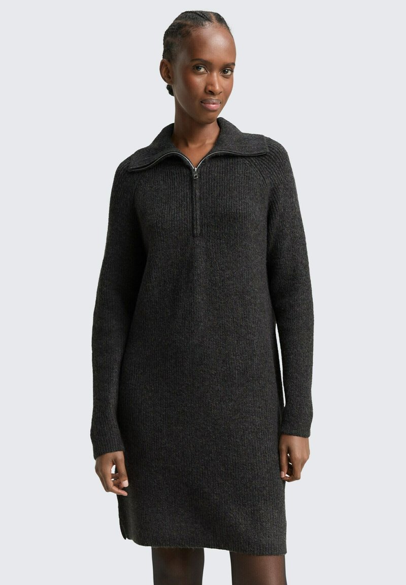 Czarna szara dzianinowa sukienka z kołnierzem na ćwierć zamek, długimi rękawami, prążkowaną fakturą i bocznymi rozcięciami, oferująca luźny krój.