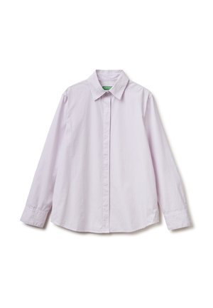 Lichtroze en wit dun gestreept overhemd met lange mouwen, knopen, puntige kraag en manchetten, plat weergegeven op een witte achtergrond.