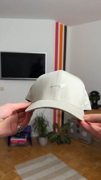 Hvit, tettsittende caps med strukturert form, med en ton-i-ton-logo foran og glatt tekstur i stoffet. Skyggen er lett buet.