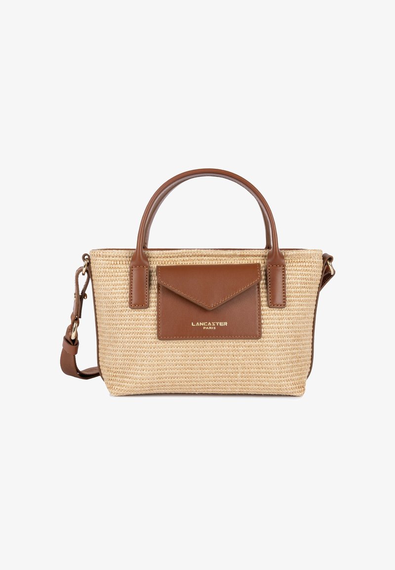 Petit sac à main rectangulaire en paille tressée avec poignées en cuir marron, poche avant et bandoulière amovible.