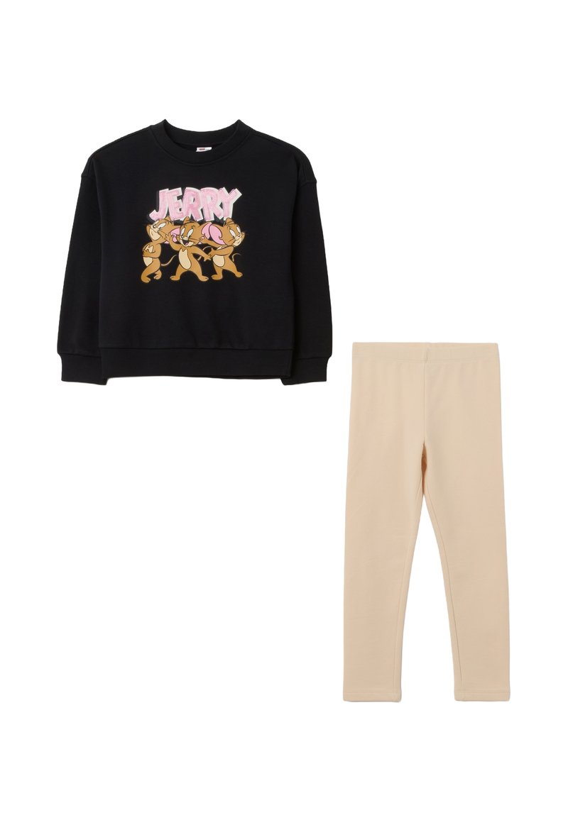 Felpa nera con grafica a cartone animato e la parola "JERRY", abbinata a leggings beige in un tessuto morbido e elastico.