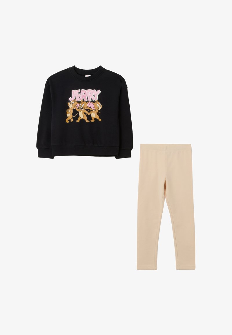 Felpa nera con grafica a cartone animato e la parola "JERRY", abbinata a leggings beige in un tessuto morbido e elastico.