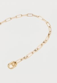 Colar de corrente em tom dourado com elos alongados e detalhes circulares polidos, textura suave e fecho seguro.