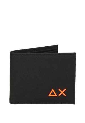 Portafoglio nero bifold con tessuto strutturato e piccoli triangoli arancioni e simboli X nell'angolo in basso a destra.