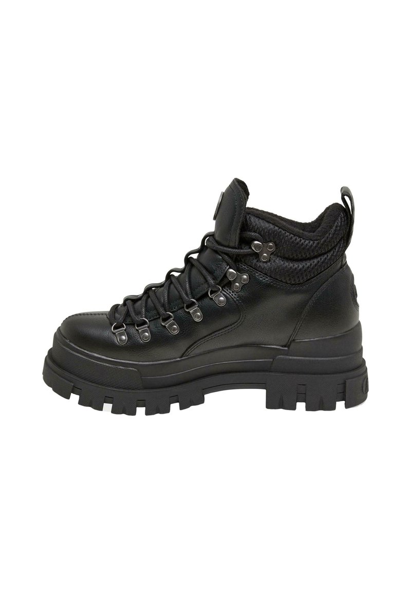 Bota de senderismo de cuero negro con cuello acolchado, suela de goma gruesa, cordones frontales con ojales metálicos y exterior texturizado. Diseño duradero y resistente.