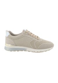 Scarpe da ginnastica beige con tomaia intrecciata, dotate di un design con lacci, accenti leggeri e una suola testurizzata. Include un dettaglio metallico sul tallone.