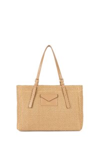 Borsa a spalla intrecciata color tan con due manici in pelle, caratterizzata da una tasca frontale con patta. Texture liscia e design aperto.