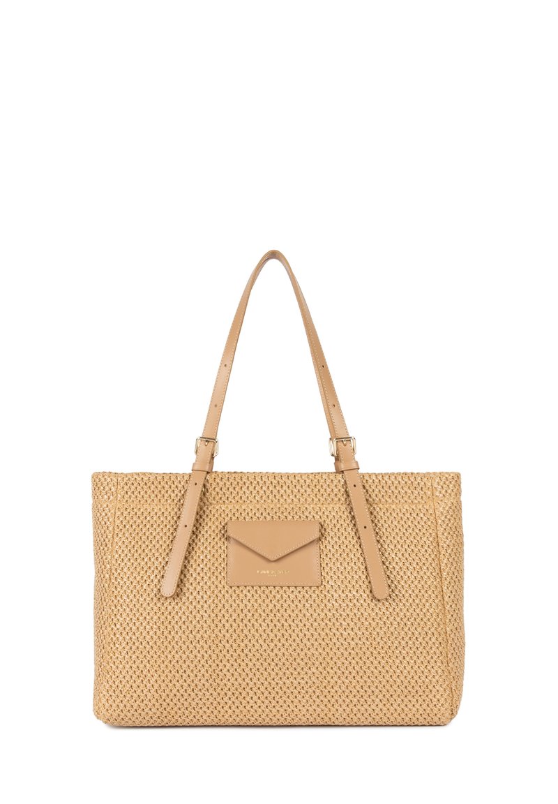 Borsa a spalla intrecciata color tan con due manici in pelle, caratterizzata da una tasca frontale con patta. Texture liscia e design aperto.